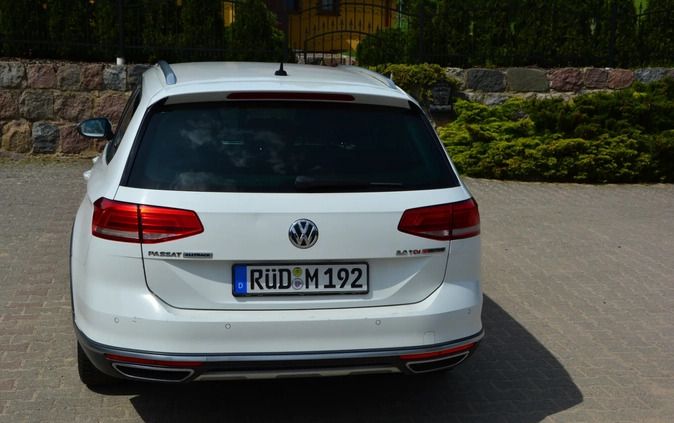Volkswagen Passat cena 59900 przebieg: 221000, rok produkcji 2016 z Łobez małe 596